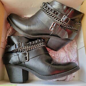 SO Bus Stop Chain Accent Booties